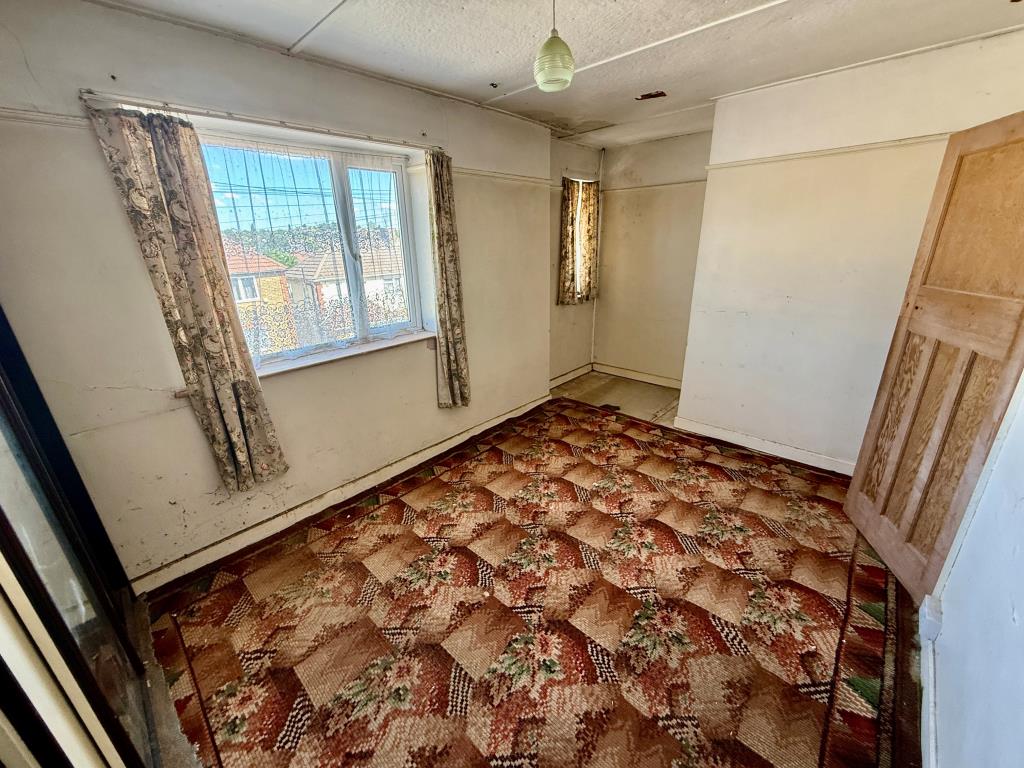 Lot: 50 - MID-TERRACE HOUSE FOR IMPROVEMENT - Bedroom one